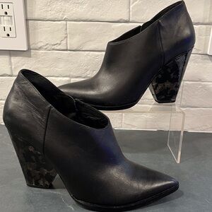 42 Gold sz 10 Koral black leather pointy toe heeled boots